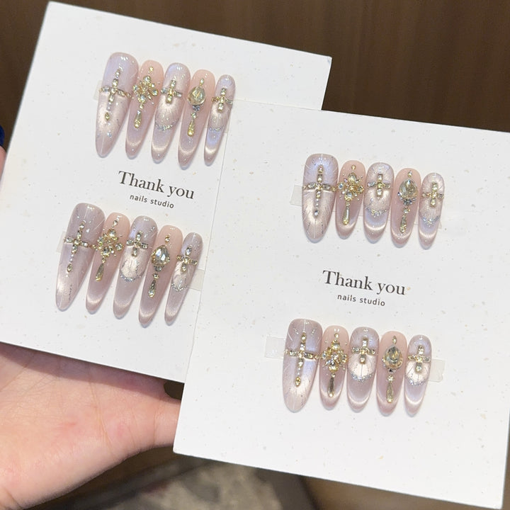 Artificial Nails in Elegant Gold Design Bowlift