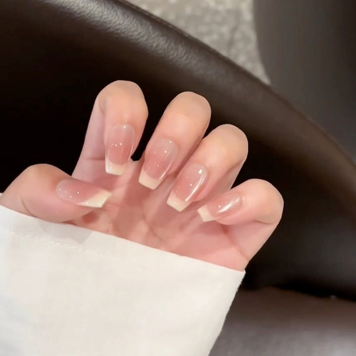 Artificial nails with elegant French tip Bowlift