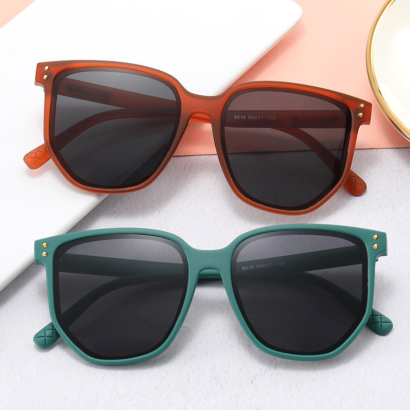 Women's Fashionable Oversized Sunglasses with Sturdy Plastic Frame Bowlift
