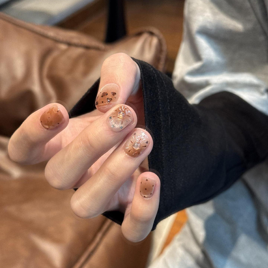 Artificial nails with shimmering fine accents Bowlift