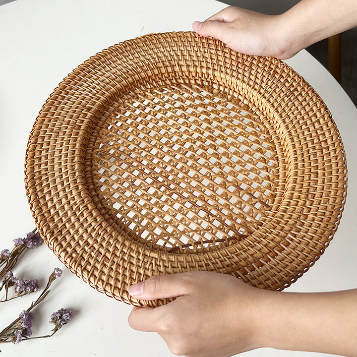 Ladies' round serving platter made of hand-woven natural material Bowlift