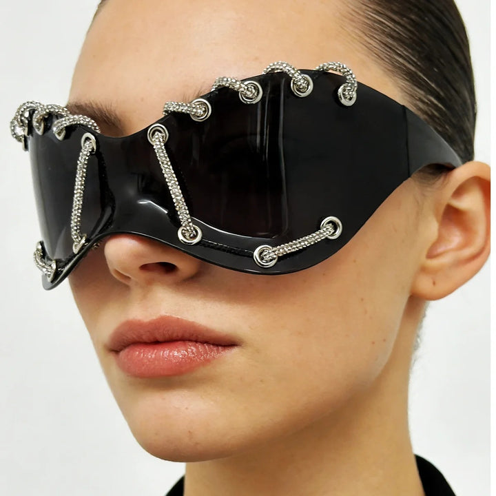 Women extravagant sunglasses with unique chain design Bowlift