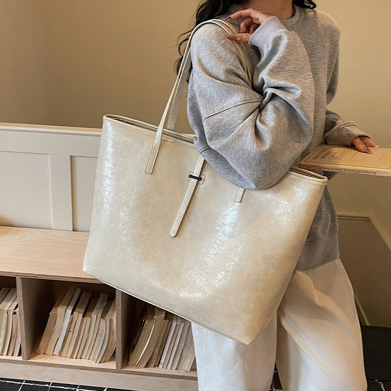Elegant and Spacious Tote Bag Bowlift