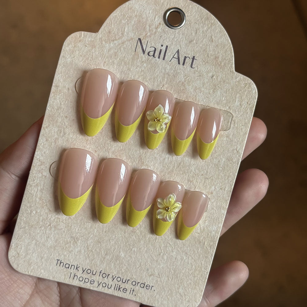Decorative Artisan Press-On Nail Set Bowlift