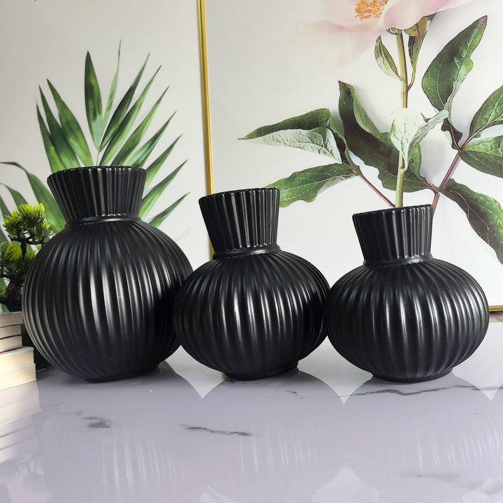 Elegant Ribbed Ceramic Vase Bowlift