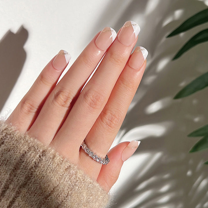 Artful nail extensions with an elegant leaf pattern Bowlift