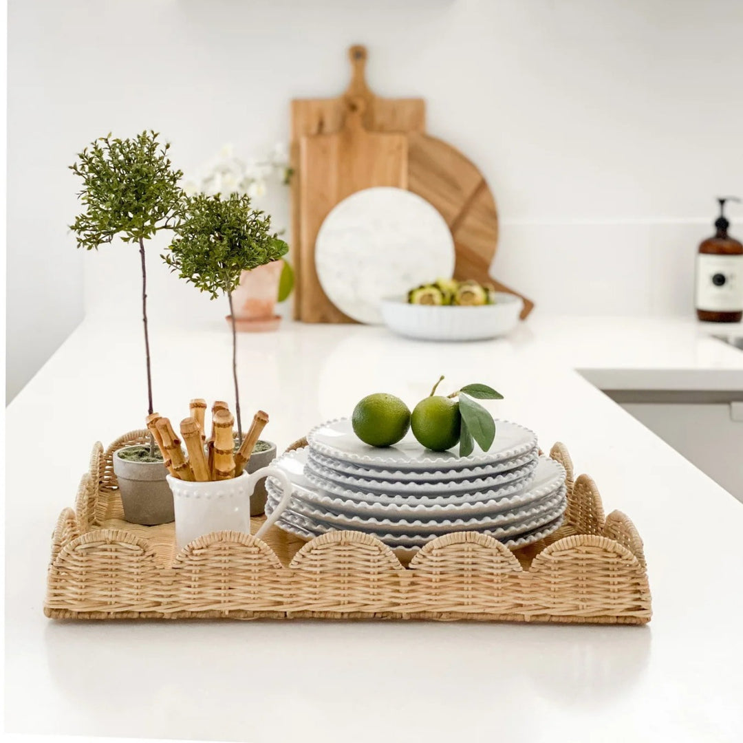 Elegant serving tray made of woven material Bowlift