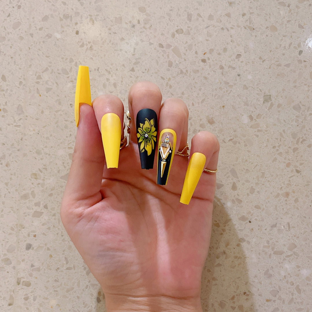 Artificial nail set with glamorous 3D decorations and detailed flower illustration Bowlift