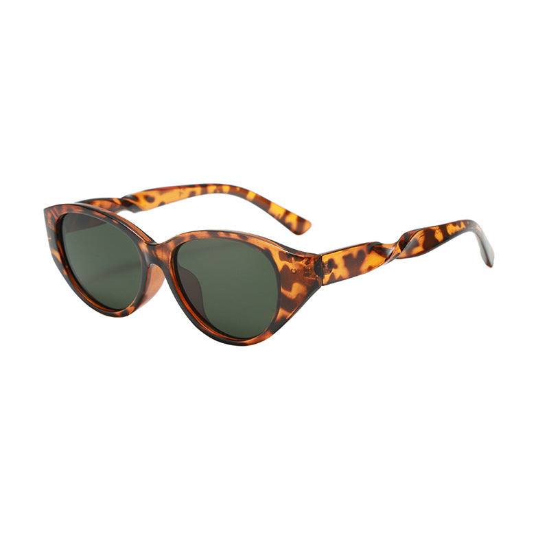 Women Vintage-inspired Sunglasses with Textured Frame Bowlift