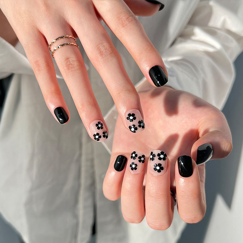 Artful nail extensions with an elegant leaf pattern Bowlift