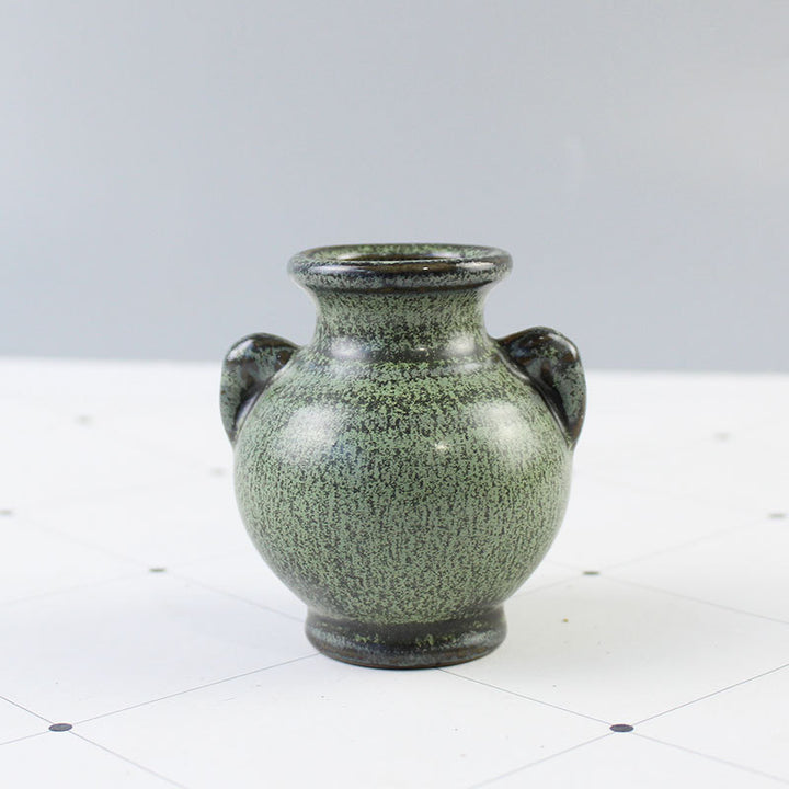 Elegant ceramic vase with artistic design Bowlift