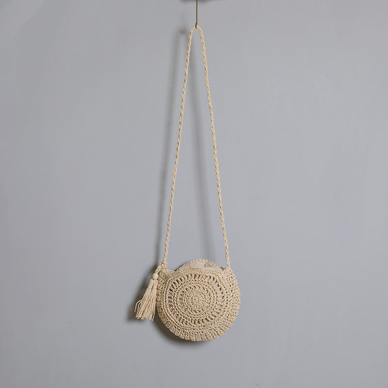 Round bag made of natural jute material with trendy fringe detail Bowlift