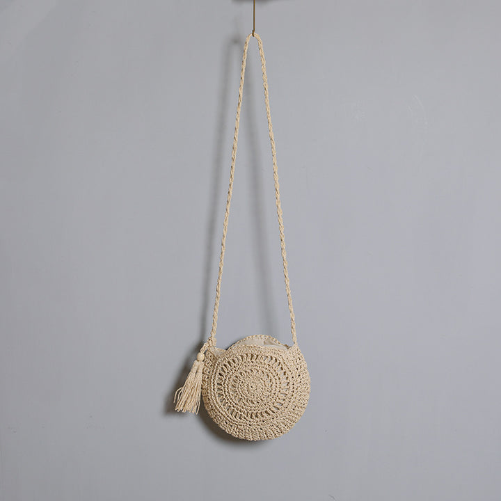 Round bag made of natural jute material with trendy fringe detail Bowlift