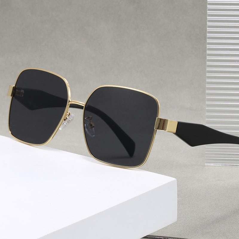 Women stylish square sunglasses with curved frame Bowlift