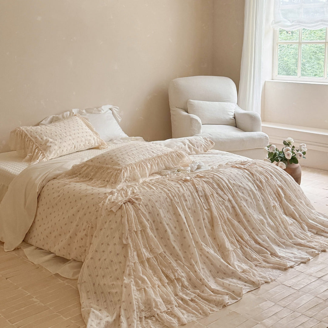 Romantic bedding set with lace frills