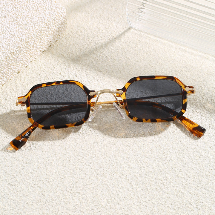 Fashionable Oversized Sunglasses in Modern Design Bowlift