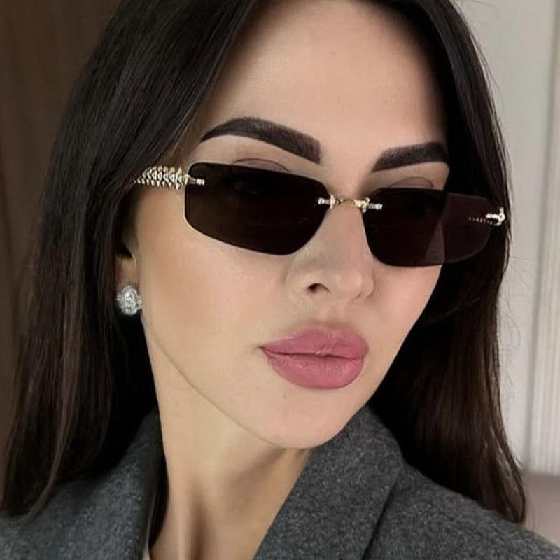 Women's square sunglasses with filigree frame and luxurious accents Bowlift