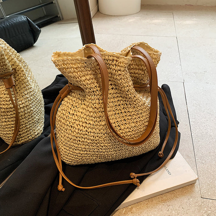 Casual straw bag with modern drawstring Bowlift