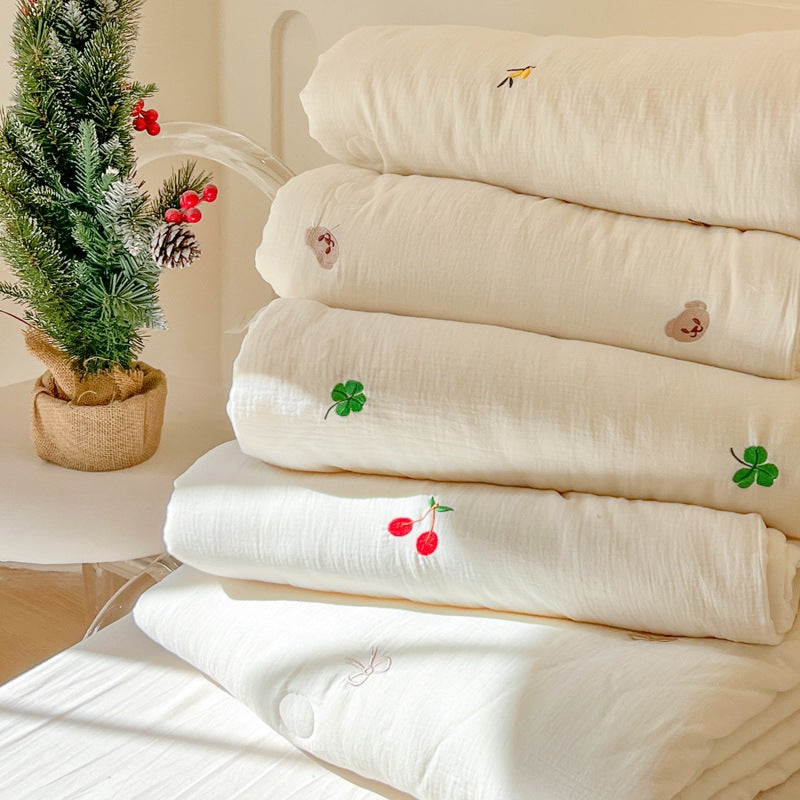 Women lightweight and breathable quilt with delicate floral patterns Bowlift