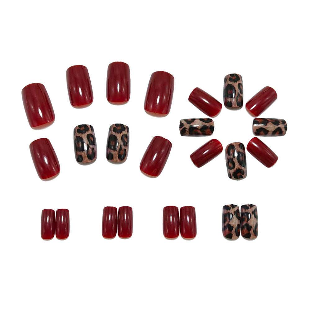 Artificial nails with modern leopard pattern Bowlift