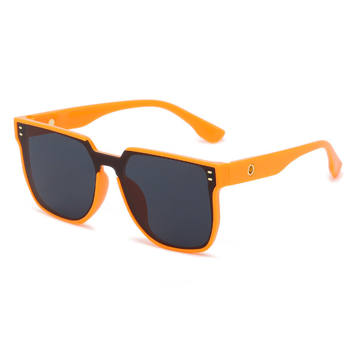 Women Fashionable Oversized Sunglasses with Distinctive Design Bowlift