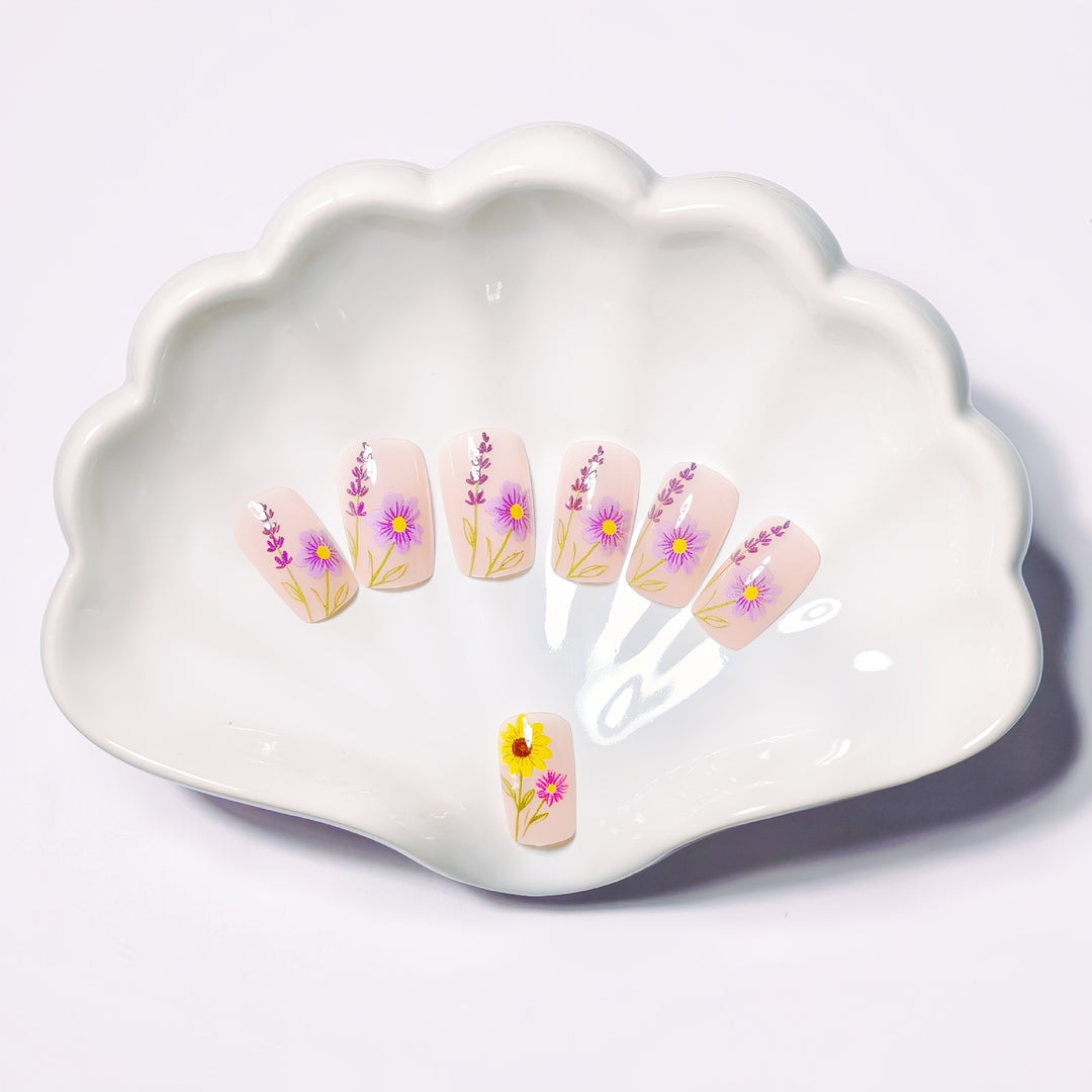 Glittering artificial nails with floral patterns Bowlift