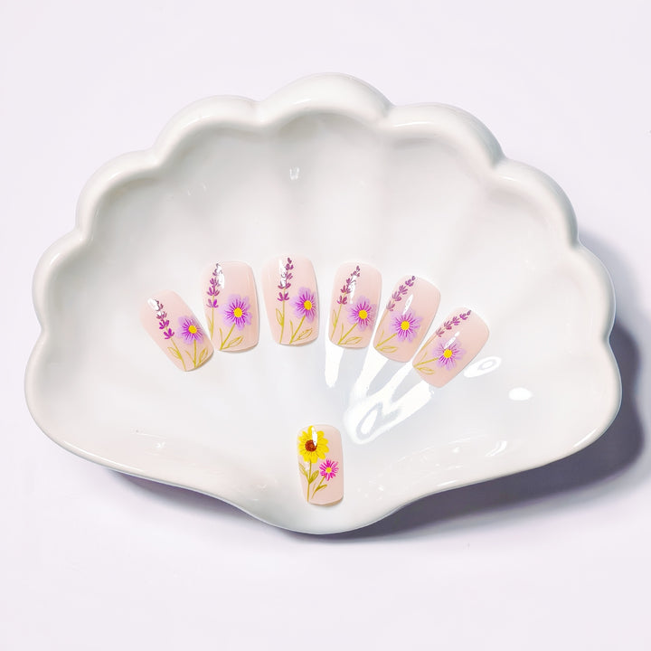 Glittering artificial nails with floral patterns Bowlift