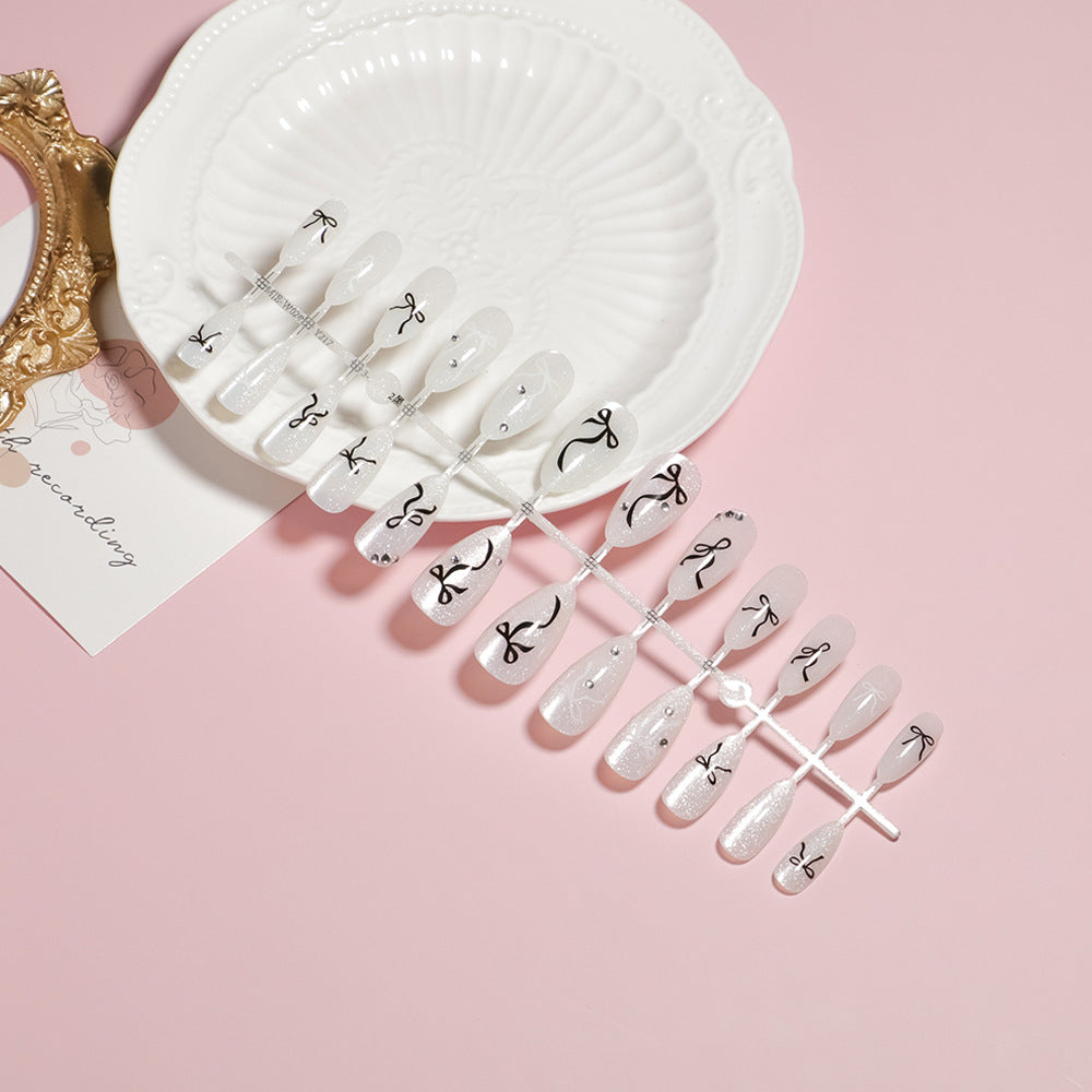 Elegant Floral Accent Press-On Nail Set Bowlift