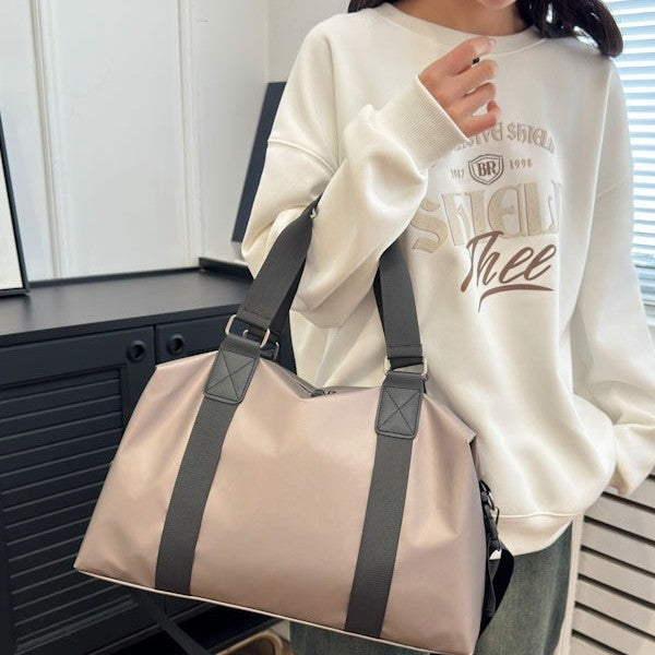 Athletic travel bag made of weather-resistant material with adjustable carrying handles Bowlift