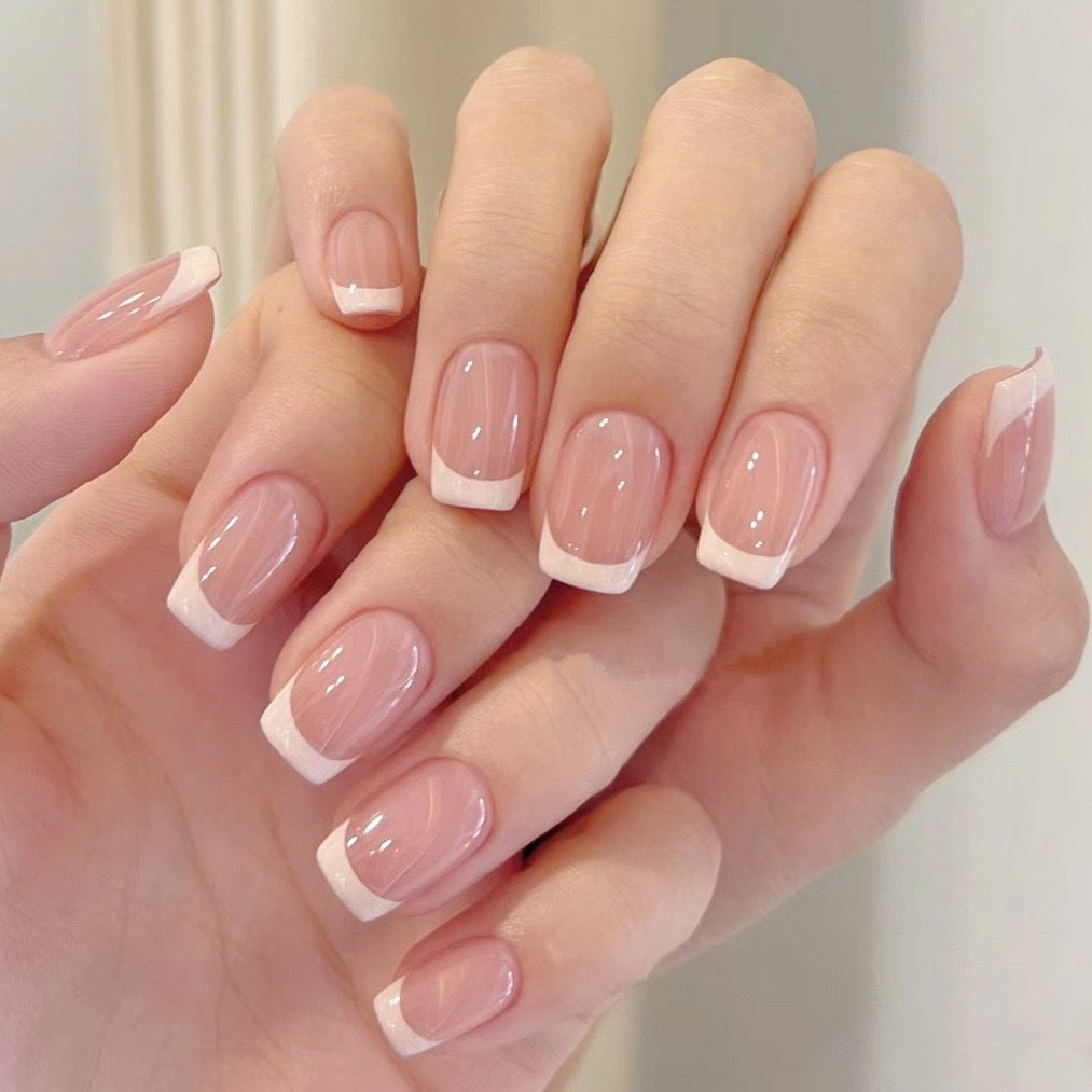 Stylish Press-On Nail Set with Shimmering Finish Bowlift
