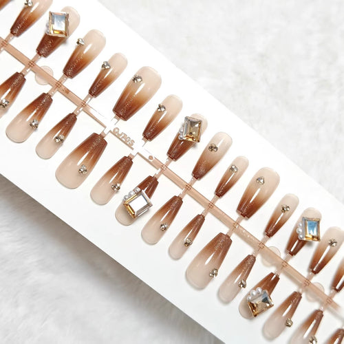Artificial nails with glitter and ombre effect Bowlift