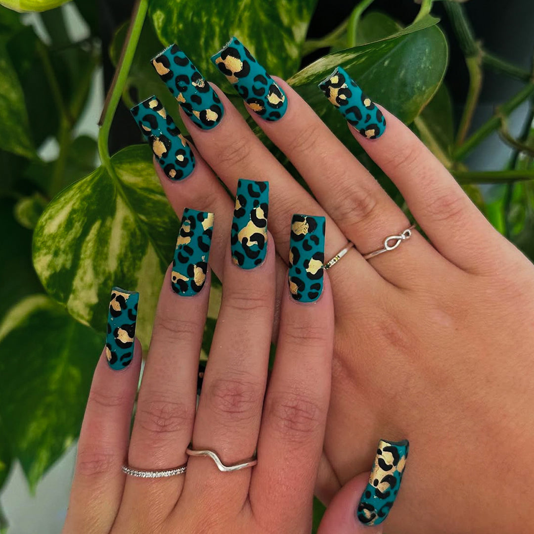 Artificial nails in leopard design Bowlift