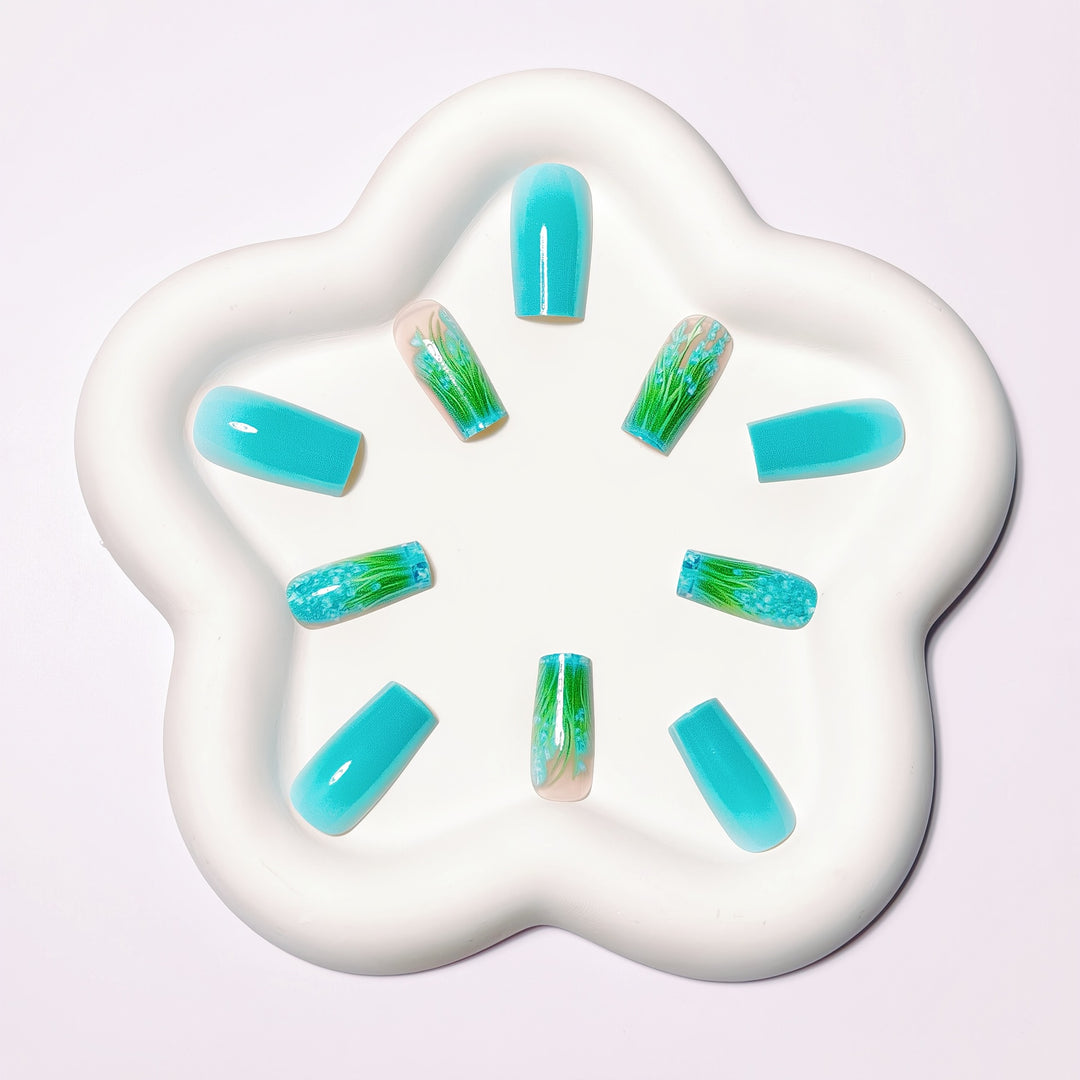 Artificial nails with innovative water motif Bowlift