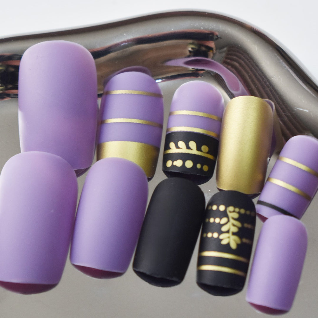 Trendy Press-On Nail Art with Decorative Gold Accents Bowlift