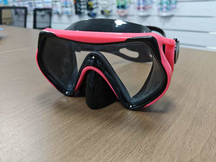 Swimming mask with visibility and comfort optimization Bowlift