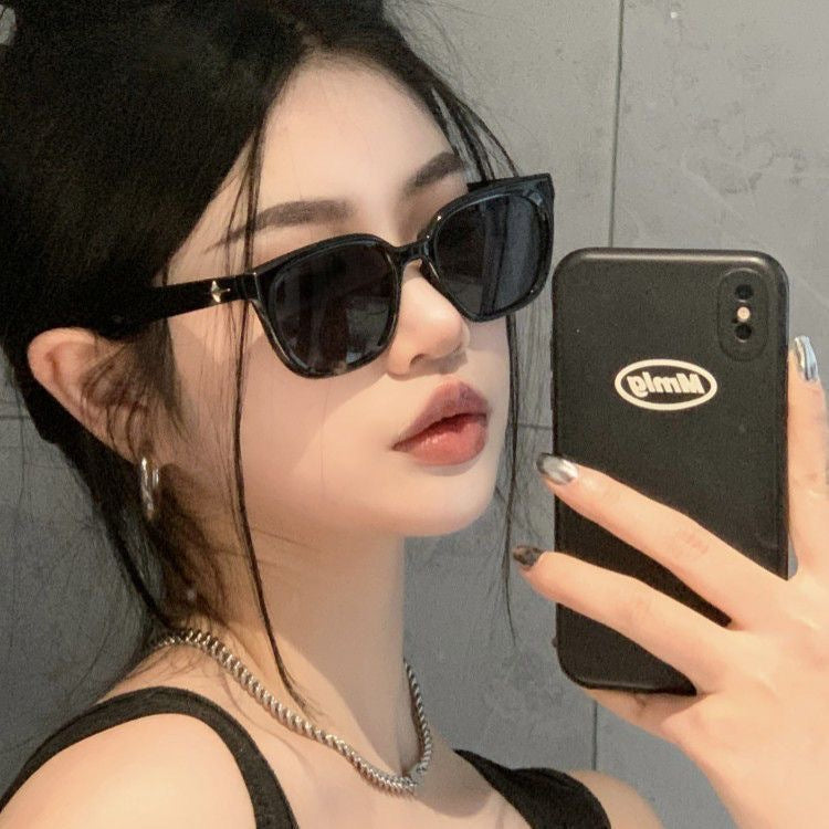 Women’s fashionable square sunglasses with UV protection filter and sturdy frame Bowlift