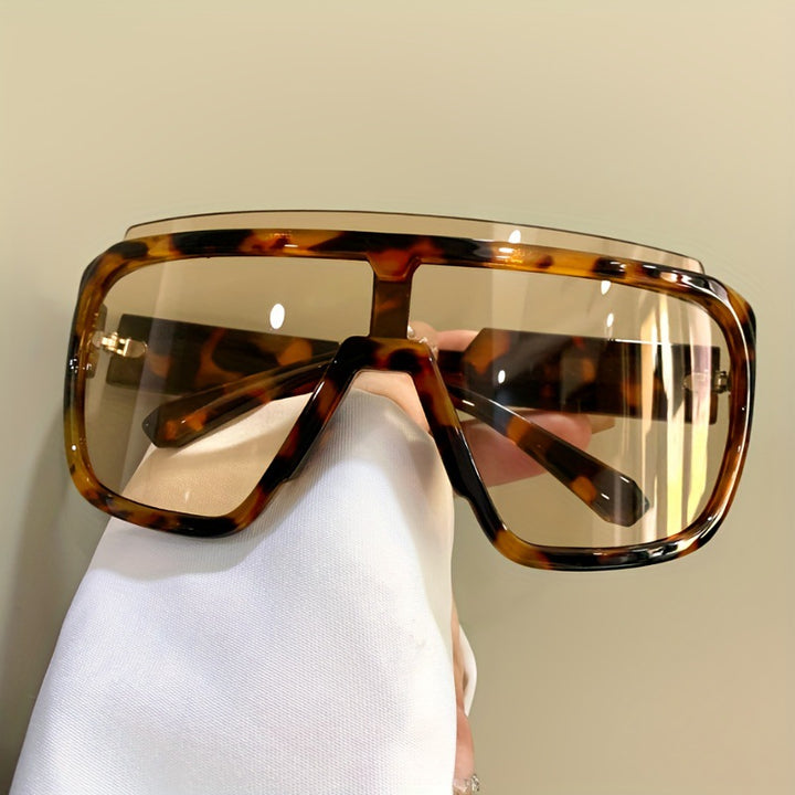 Women's sporty sunglasses with futuristic design and wide front Bowlift
