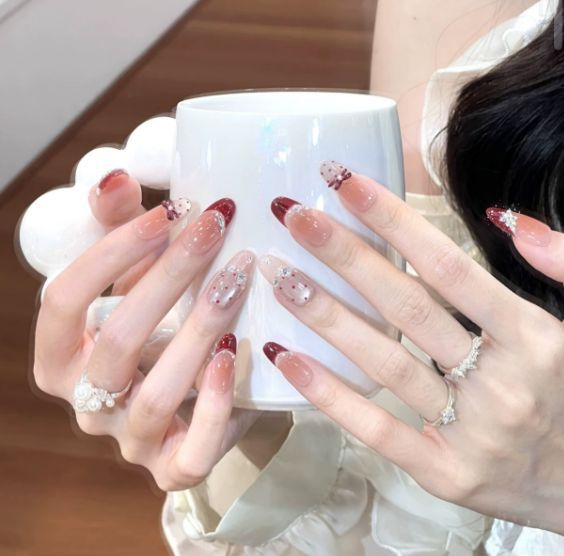 Artificial Nails in Stylish Ombre Design Bowlift