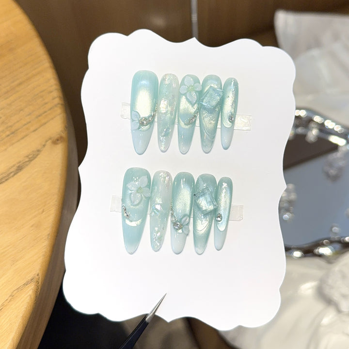 Artificial nails with floral designs and glitter effects Bowlift