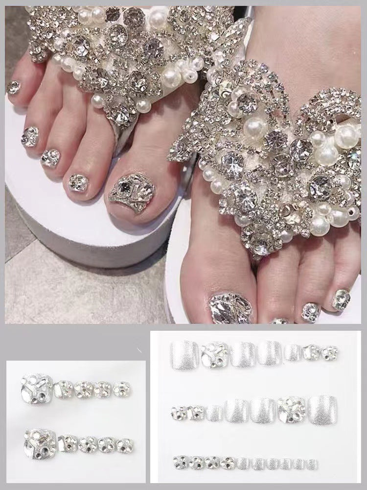 Glamorous flip-flops with rhinestones and pearls Bowlift