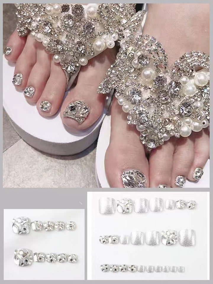 Glamorous flip-flops with rhinestones and pearls Bowlift