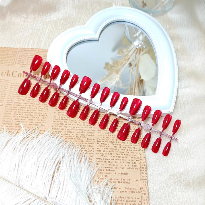 Artificial nails with shimmering effect Bowlift