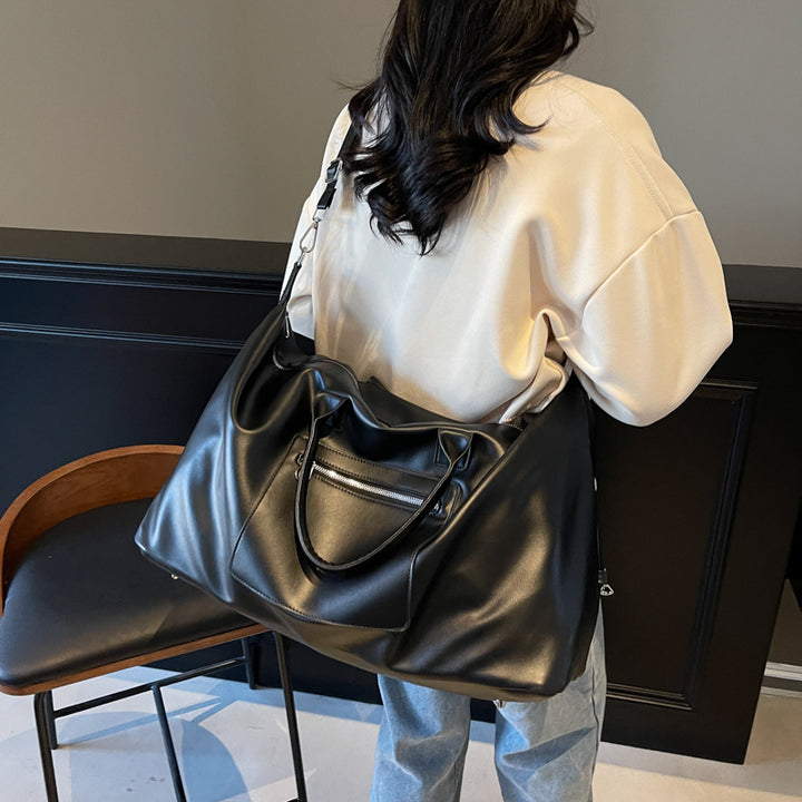 Stylish travel bag with robust design and adjustable shoulder strap Bowlift