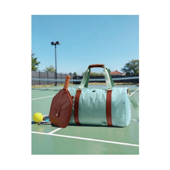 Elegant sports and travel bag with integrated accessory compartment Bowlift