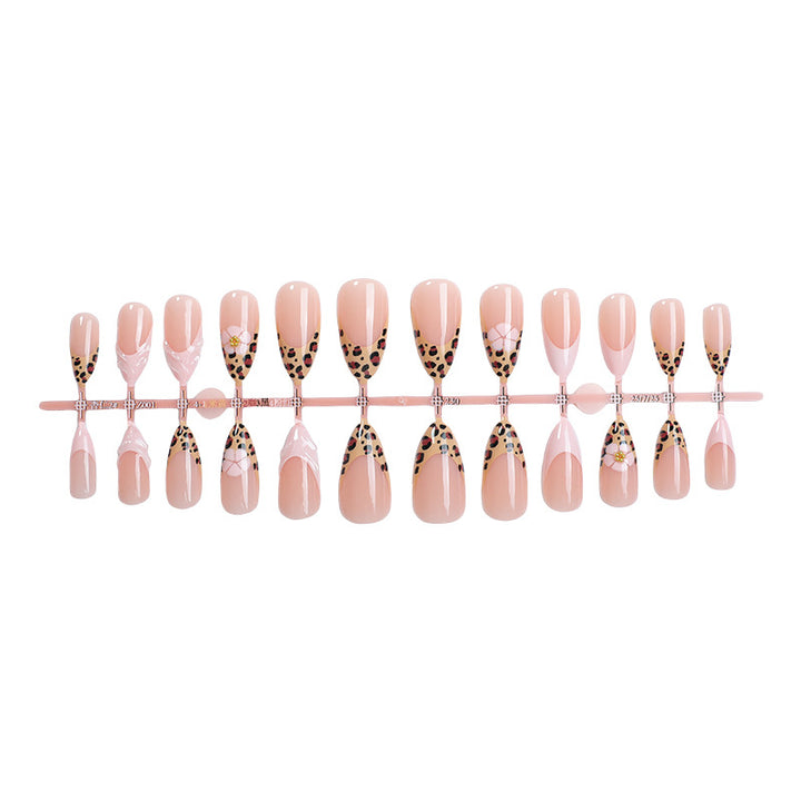 Nail set with trendy leopard design and elegant accents Bowlift