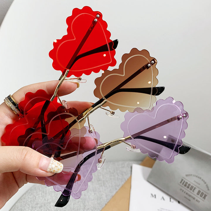 Ladies Cat-Eye Sunglasses in unique Heart Design Bowlift