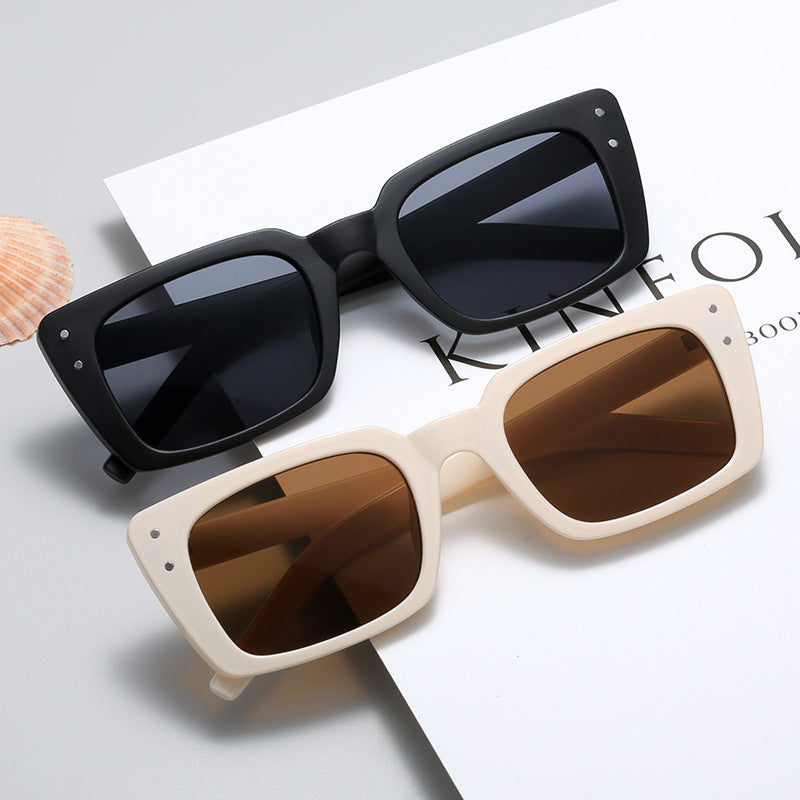 Ladies fashionable sunglasses in modern rectangular design Bowlift