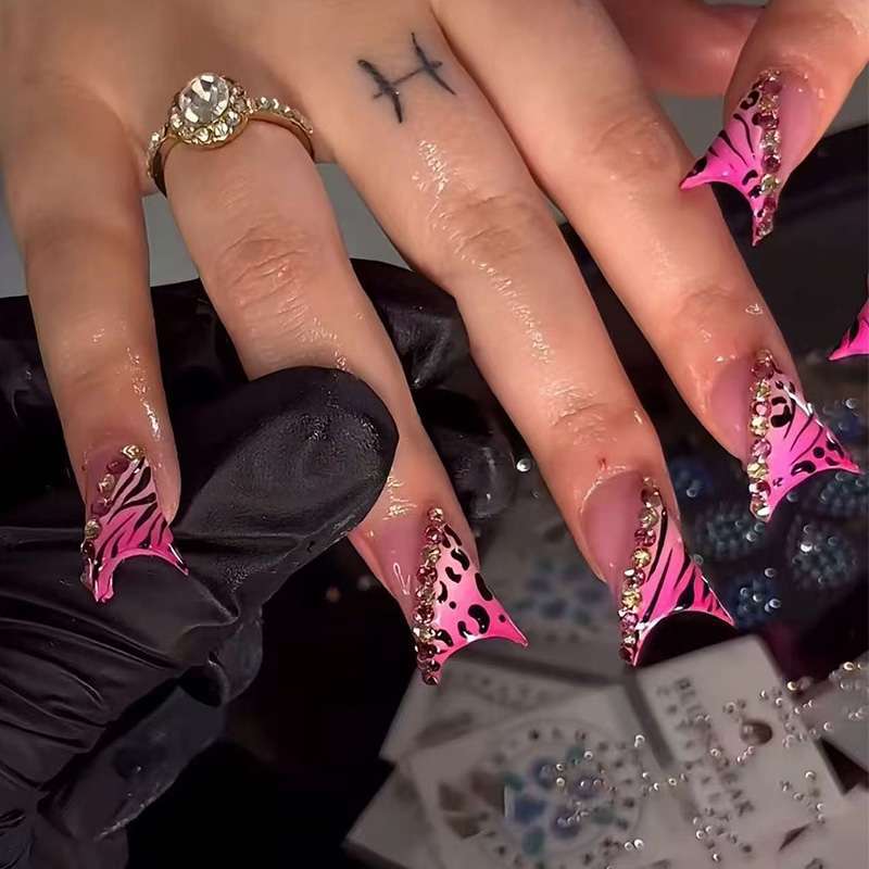 Artistic Stiletto Press-On Nail Set with Animal Print Accents Bowlift