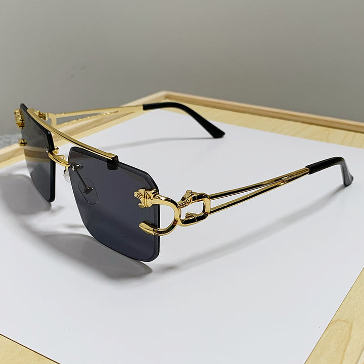 Women's glasses with extravagant frame and luxurious accents Bowlift