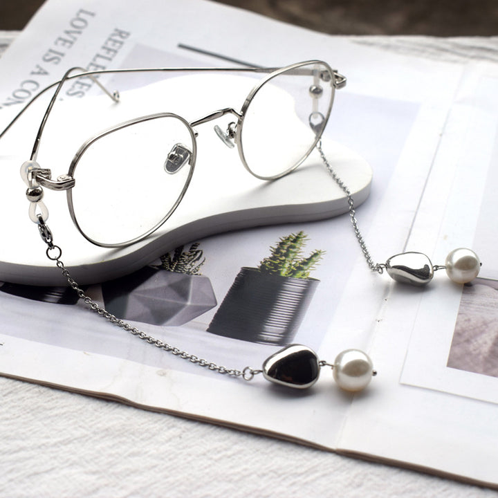 Elegant Eyewear Chain with Pearl Accents Bowlift